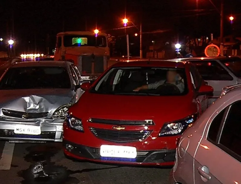 Acidente com cinco carros e carretas deixa feridos em rodovia de Vila Velha