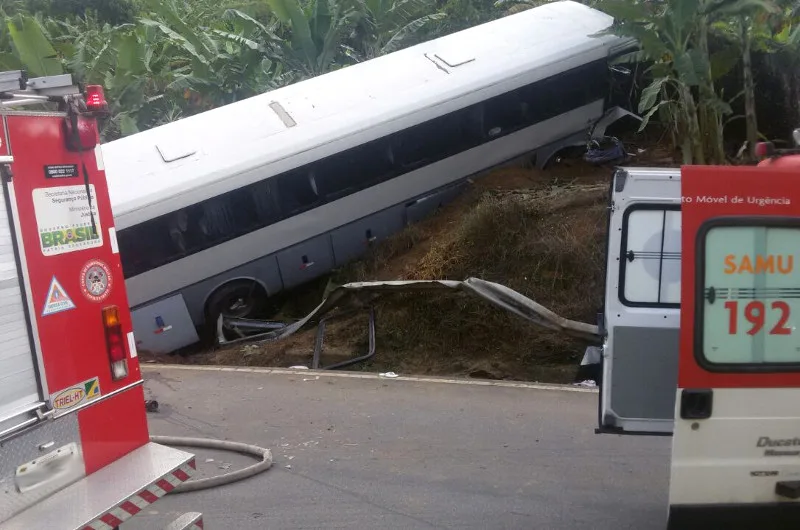 Acidente com ônibus de excursão deixa vários feridos em Santa Teresa