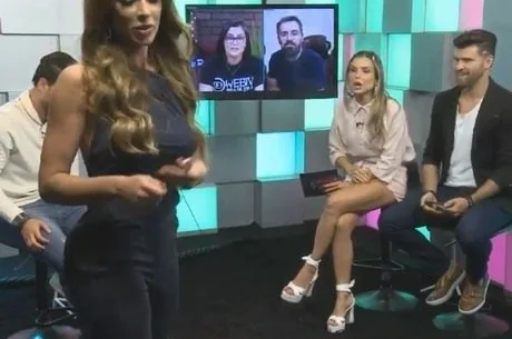 VÍDEO | Nicole Bahls se irrita, joga microfone na parede e abandona live