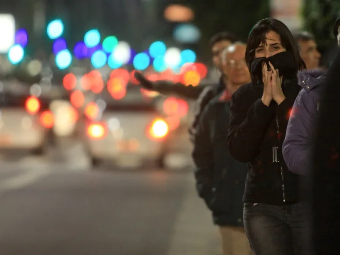 friopaulista – 27.06.2011 – SAO PAULO – SP – BRASIL – METROPOLE – CIDADES – GERAL – PAULISTANOS PASSAM FRIO NA PAULISTA – Paulistanos aguardam onibus em um ponto da Avenida Paulista onde os termometros indicam 11dgC. – Foto: JB NETO / AE