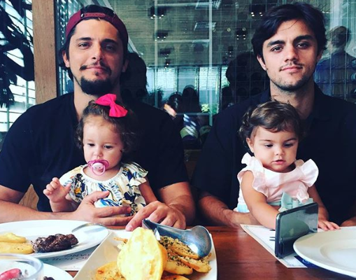 Felipe Simas e Bruno Gissoni são clicados com as filhas em restaurante carioca