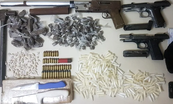 Grupo é preso com armas e drogas em bloco de Carnaval na Serra