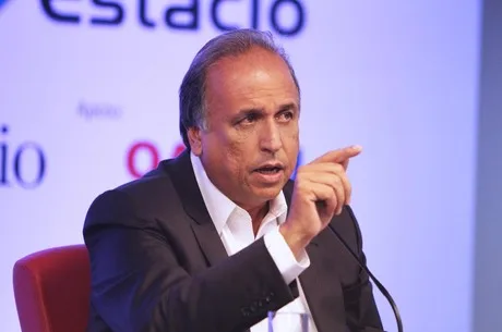 08/10/2014 – Agência de Notícias O Dia – O Candidato ao governo do Rio de Janeiro Luiz Fernando Pezão (PMDB), participa do debate da Revista Veja ouvindo no auditório da OAB, nesta quarta-feira (08), no centro da cidade. Foto de Levy Ribeiro/Agência O Dia