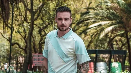 No Brasil, Liam Payne canta para fãs em varanda de hotel