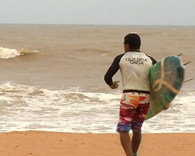 Surfistas são alvos de bandidos na praia de Jacaraípe na Serra