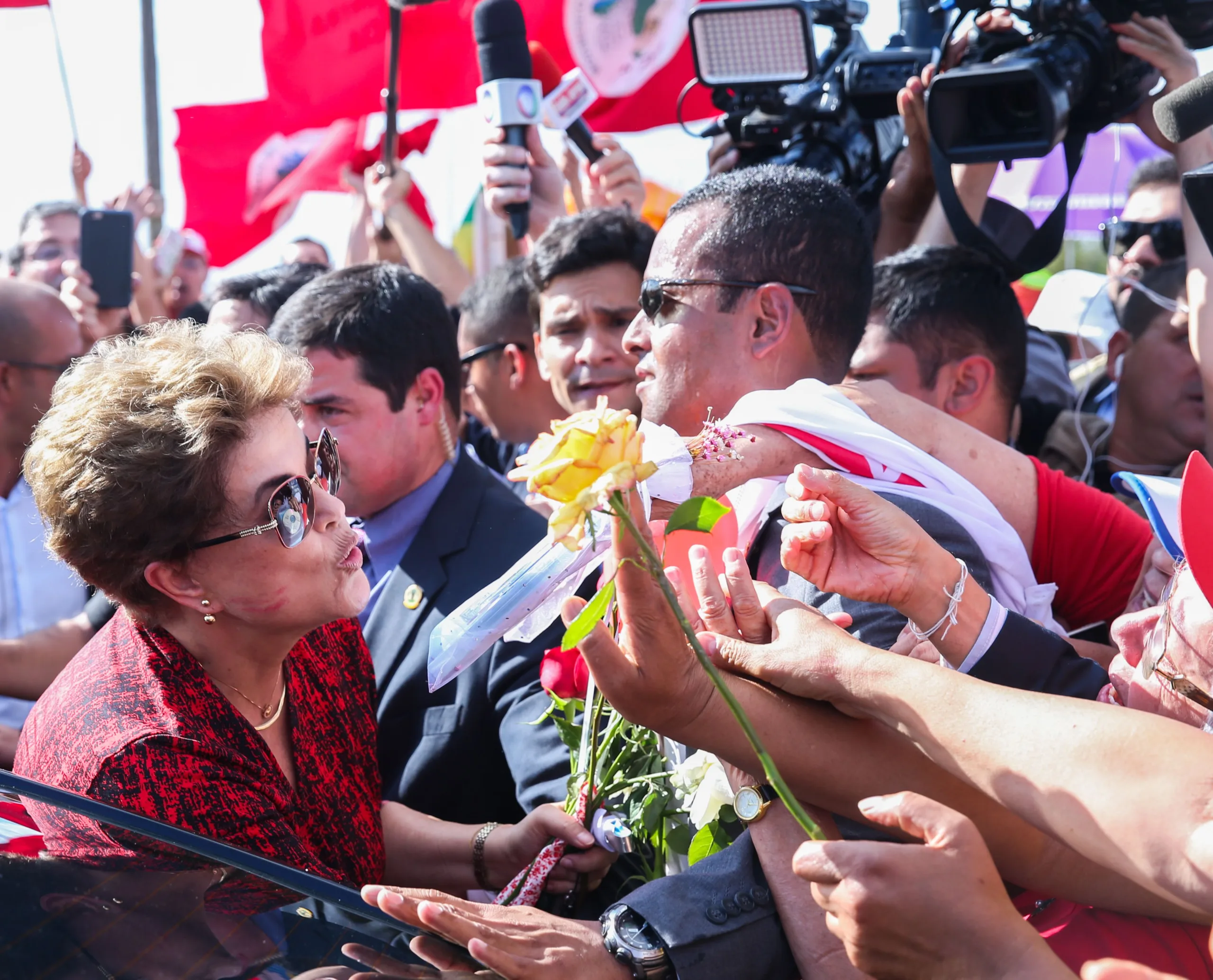 Brasília – Ex-presidenta Dilma Rousseff se despede de militantes ao deixar o Palácio da Alvorada com destino à Base Aérea, de onde embarcará em avião da FAB para Porto Alegre onde passará a residir (Wilson Dias/Agência Brasil)