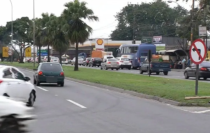 Após 20 dias de 'flagra', motoristas continuam desrespeitando sinalização na BR 101, na Serra