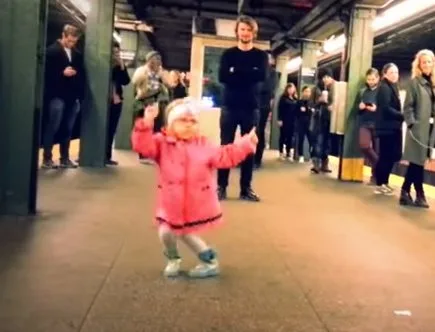 Animada, menina coloca passageiros de metrô para dançar. Veja vídeo!