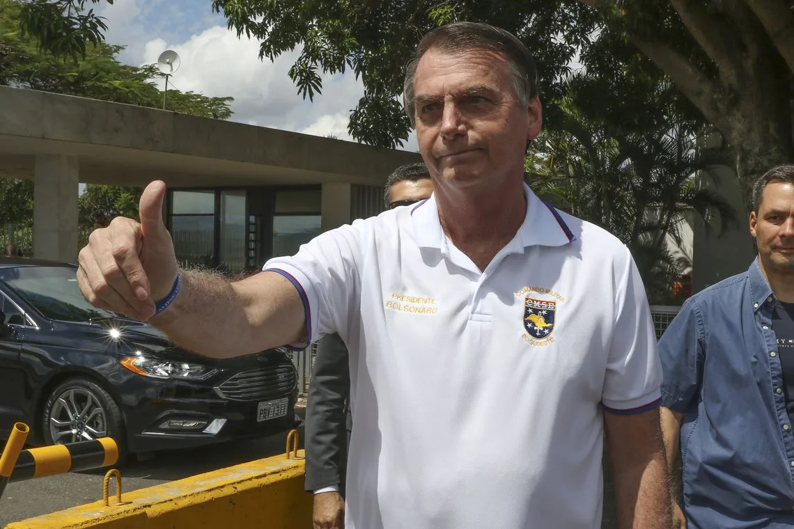 O presidente Jair Bolsonaro, cumprimenta populares e posa para fotos na saída do Palácio da Alvorada, na manhã desse Domingo.