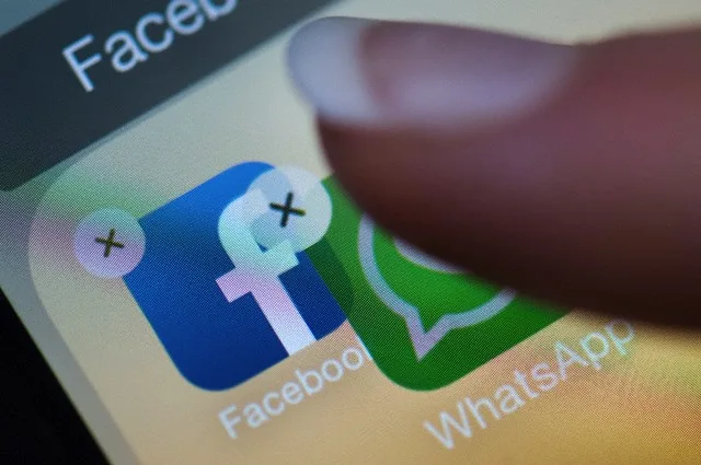 19 Feb 2014, Dresden, Germany — ILLUSTRATION – The logo of the messaging app WhatsApp and the logo of social networking site Facebook on a smartphone in Dresden, Germany, 19 February 2014. Photo: Arno Burgi — Image by © Arno Burgi/dpa/Corbis