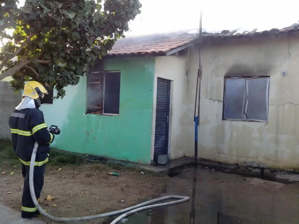 Briga entre vizinhos pode ter causado incêndio em casa de Linhares