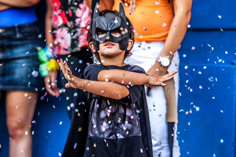 Vai cair na folia? Confira orientações na hora da compra de produtos típicos do Carnaval