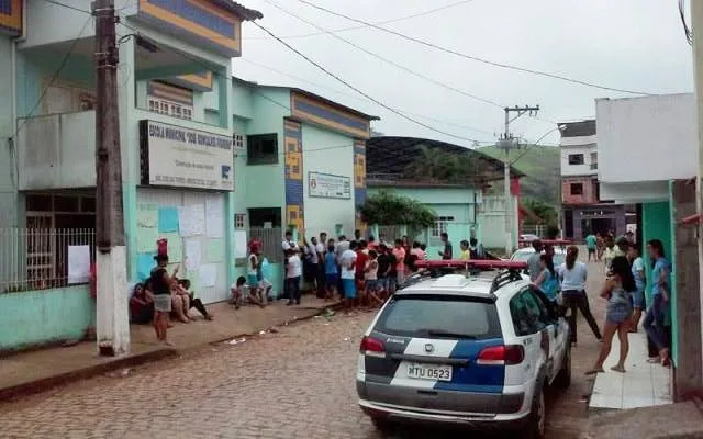 Alunos protestam contra fechamento de escola e professora acaba agredida em Mimoso do Sul