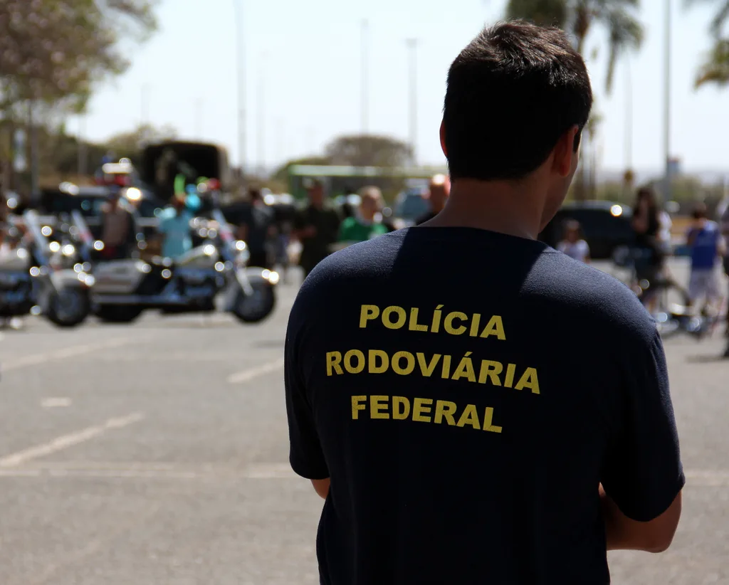 Caminhão e carro batem de frente e duas pessoas morrem na BR 101 em Atílio Vivácqua