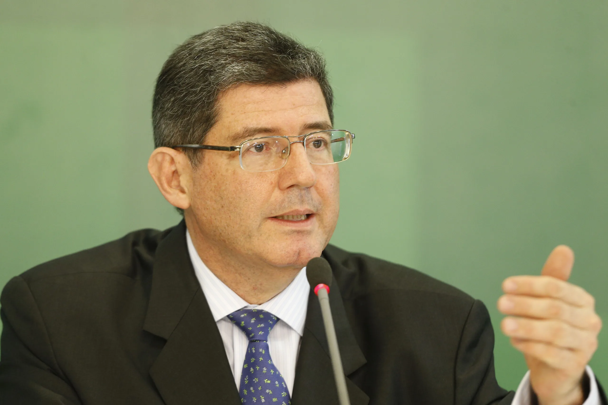 Joaquim Levy nega revisão da meta de superávit primário