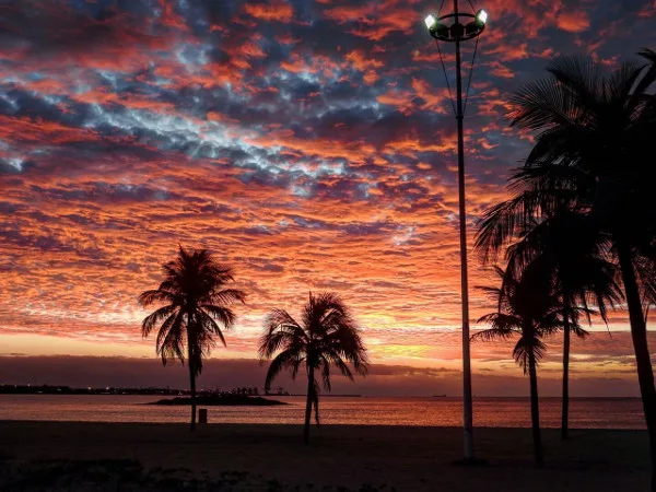 Amanhecer na Praia Camburi encanta capixabas. Confira as fotos e vídeos!