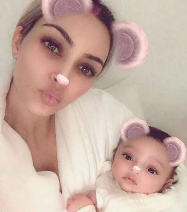 Kim Kardashian publica foto da filha recém-nascida pela primeira vez