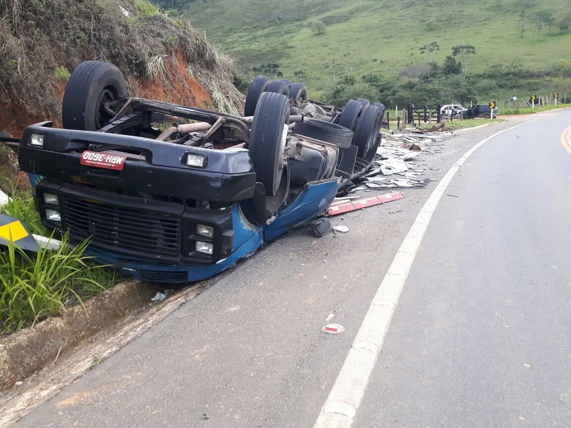 Caminhoneiro fica ferido após tombar com caminhão na BR-482 em Guaçuí