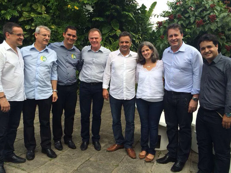 Políticos capixabas acompanham encontro da família de Eduardo Campos e Aécio Neves, em Recife