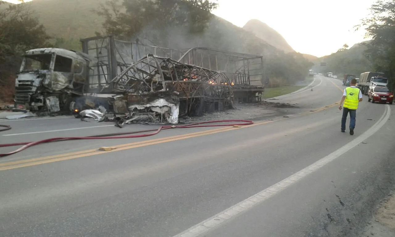 Três vítimas de trágico acidente na BR 101 em Mimoso do Sul continuam internadas