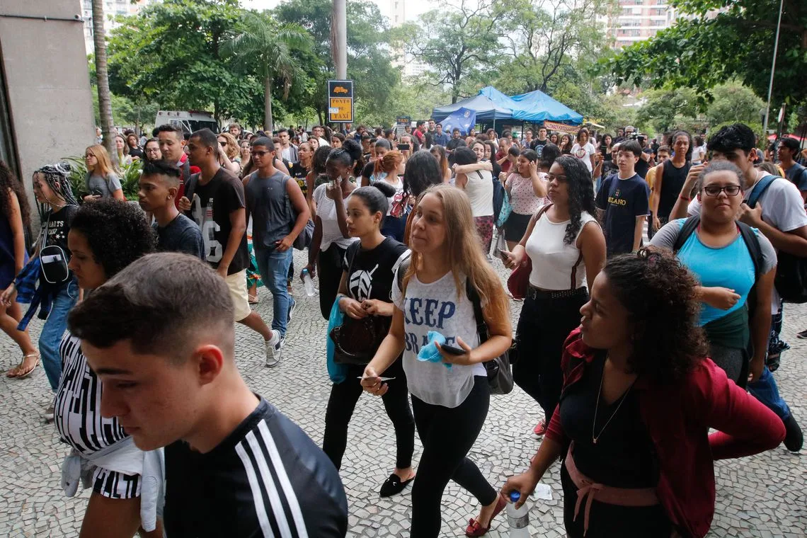 Estudantes fazem segundo dia de provas do ENEM, na UERJ