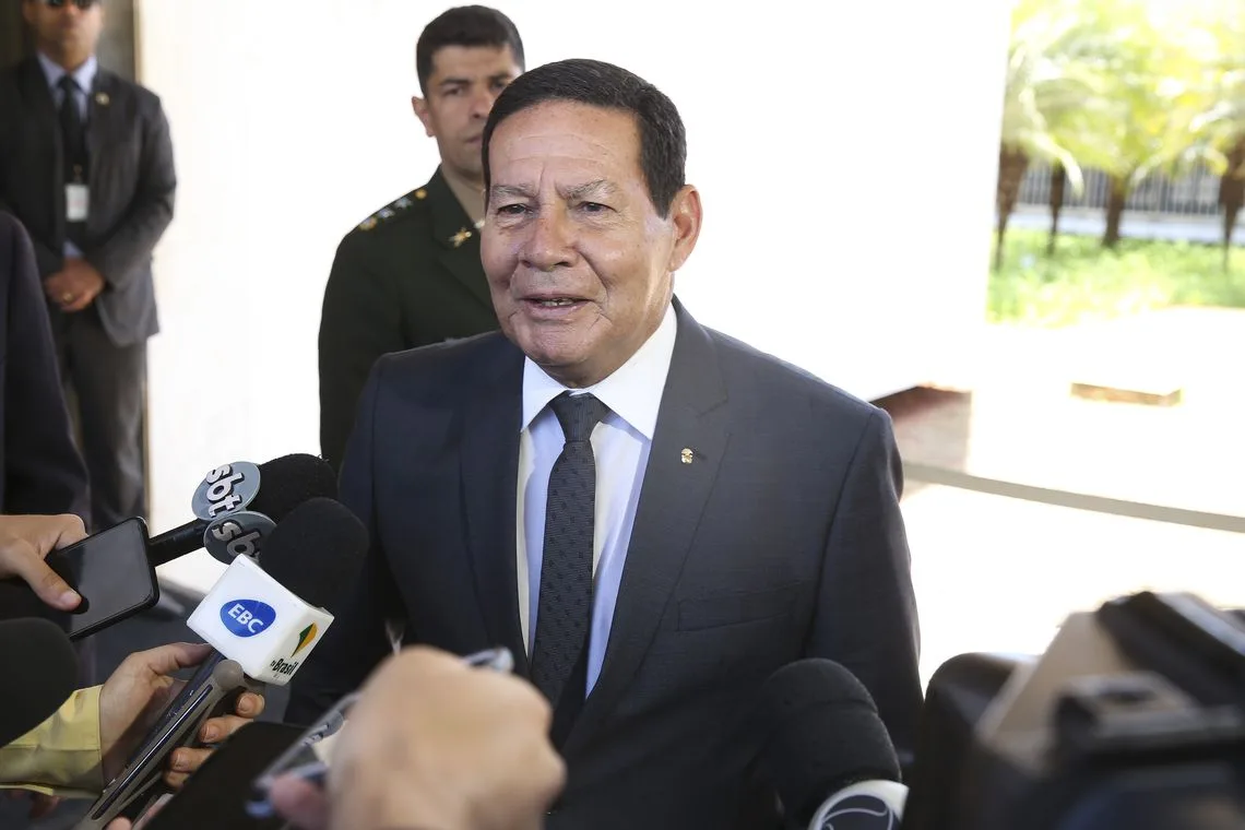 O Presidente em exercício Hamilton Mourão fala à imprensa