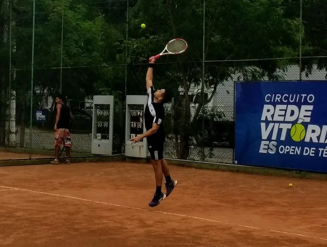 Após treinos intensos, Fabríccio Bernardes surpreende em quadra e é finalista da categoria 5ª classe