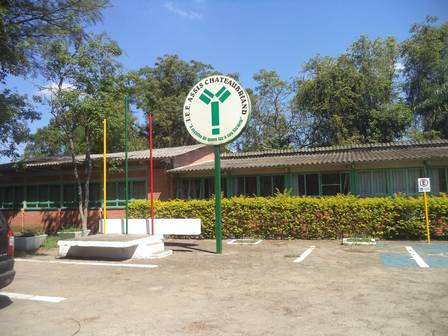 Homem invade escola e ataca alunos e professora com machado