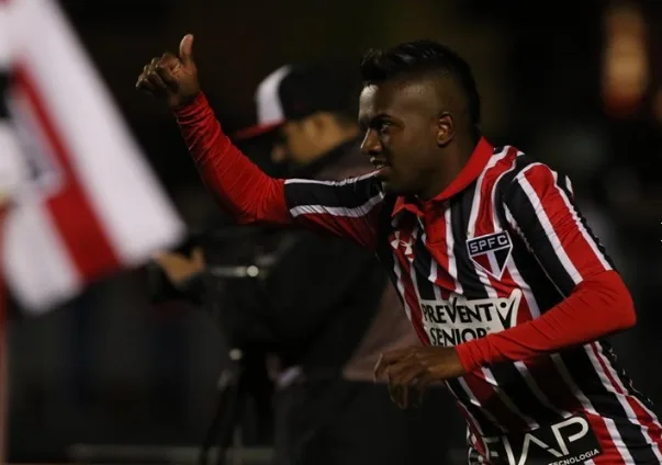 Kelvin sofre lesão muscular e deve desfalcar o São Paulo na semifinal da Libertadores