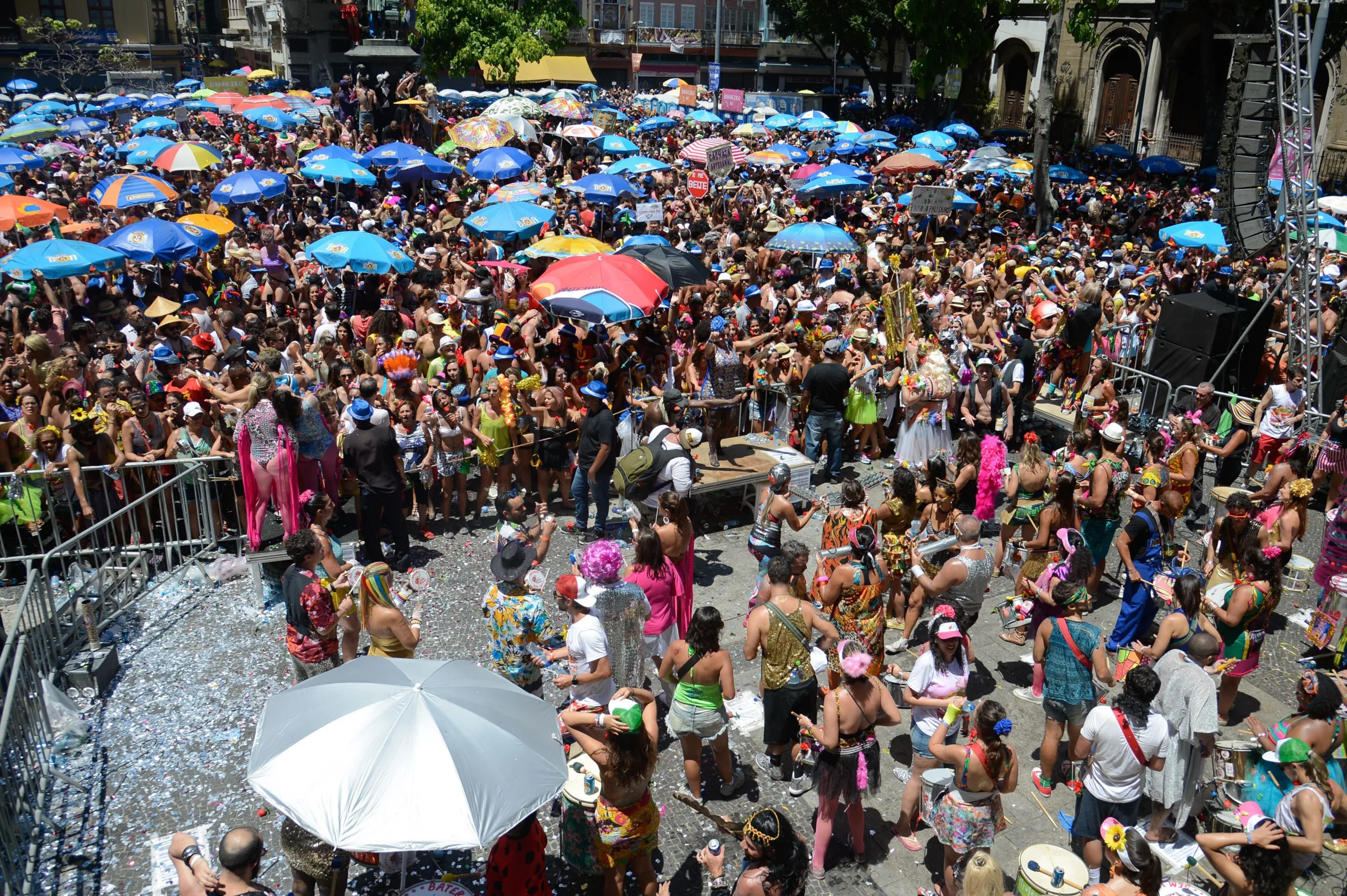 Rio de Janeiro – Bloco Fogo e Paixão anima foliões no centro da capital fluminense tocando músicas bregas em ritmo de samba (Tomaz Silva/Agência Brasil)