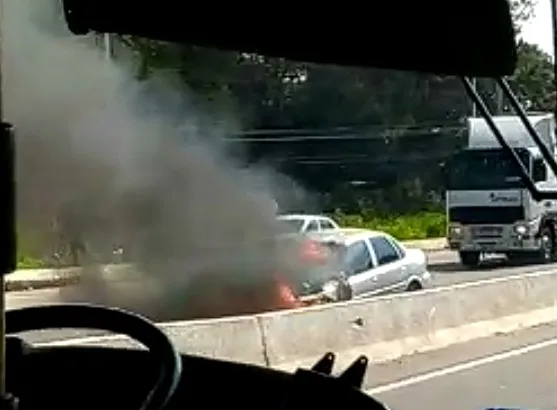 Veículo pega fogo na Reta do Aeroporto e deixa trânsito lento no local