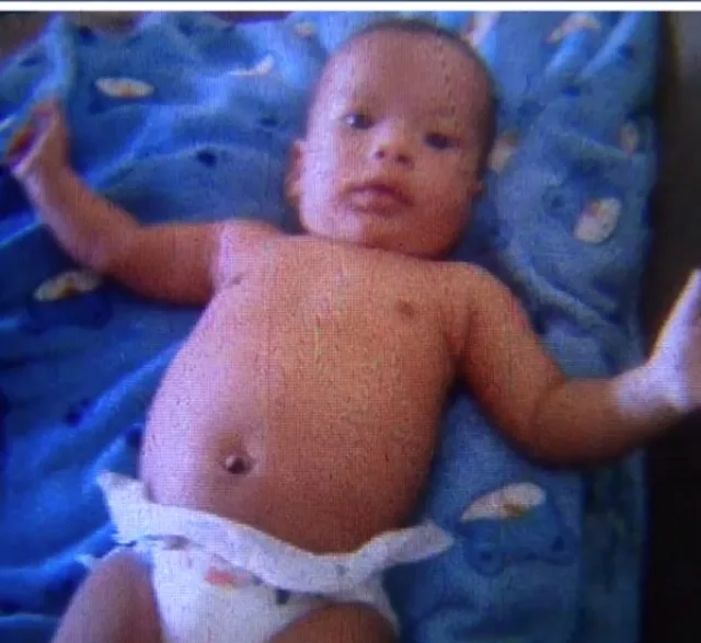 Pais acusados injustamente de maus-tratos a bebê de 4 meses enterram filho em Cariacica