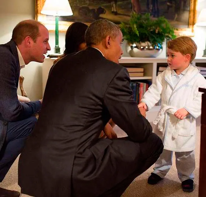 Após foto do Príncipe George com Obama bombar na web, roupão do pequeno esgota em minutos