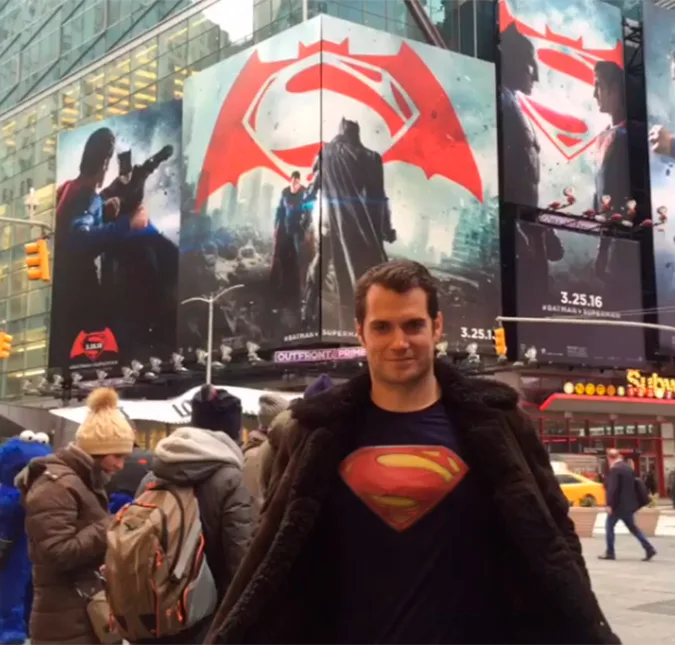 Ator que interpreta o Super-Homem anda com a camiseta do herói e não é reconhecido