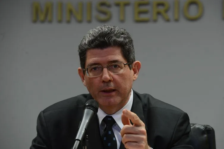 O ministro da Fazenda, Joaquim Levy, comenta a perda do grau de investimento pelo Brasil, de acordo com avaliação da Standard and Poor’s, em coletiva no ministério (Fabio Rodrigues Pozzebom/Agência Brasil)