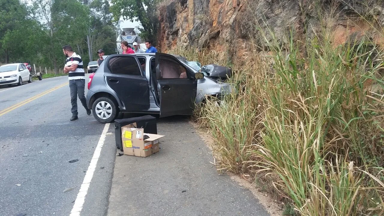 Caminhão tomba após ser atingido por carro na contramão em rodovia de Cachoeiro