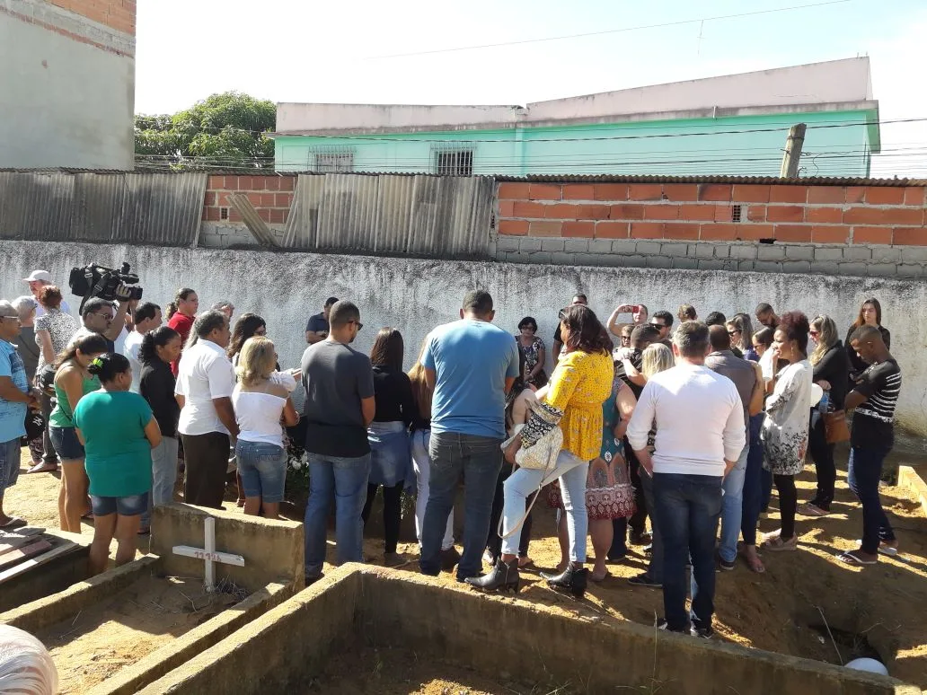 Sob forte emoção da mãe, irmãos mortos carbonizados são enterrados em Linhares