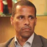 Prefeito Juninho se aproxima do palanque de Hartung