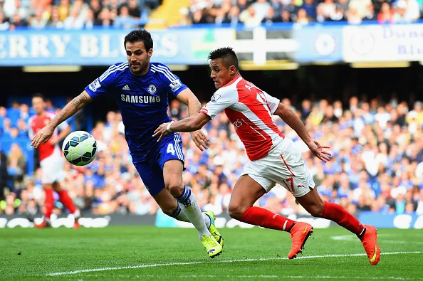 LONDON, ENGLAND – OCTOBER 05: Cesc Fabregas of Chelsea and Alexis Sanchez of Arsenal battle for the ball during the Barclays Premier League match between Chelsea and Arsenal at Stamford Bridge on October 4, 2014 in London, England. (Photo by Shaun Botterill/Getty Images)