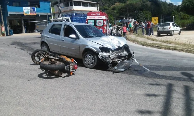 Acidente entre e carro e moto deixa mulher ferida no Sul do Estado