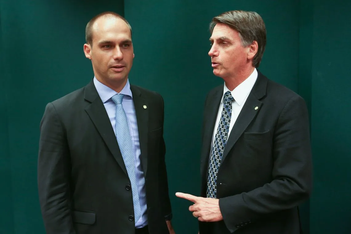 Brasília – Eduardo Bolsonaro, e o pai, Jair Bolsonaro após o Conselho de Ética da Câmara arquivar duas representações (12/17 e 13/17) contra o deputado por quebra do decoro (Fabio Rodrigues Pozzebom/ Agencia Brasil)