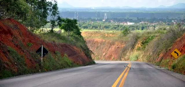 Caminhão bate e motorista morre esmagado na BR 101 Norte em Conceição da Barra