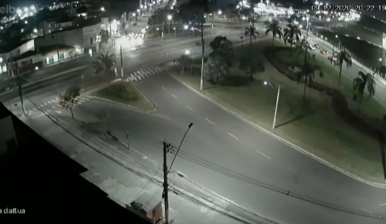 VÍDEO | Câmera registra momento em que motoboy é atingido por carro em alta velocidade