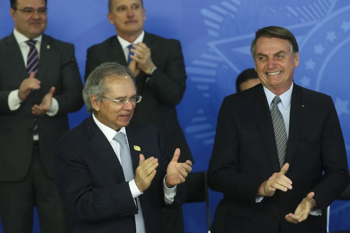 O ministro da economia, Paulo Guedes e o presidente da República, Jair Bolsonaro, participam da cerimônia de assinatura da Medida Provisória do Contribuinte Legal.