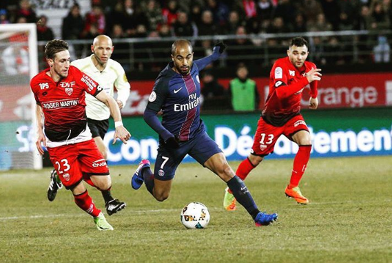 Com gols de Lucas e Thiago Silva, PSG bate Dijon e se torna vice-líder do Francês