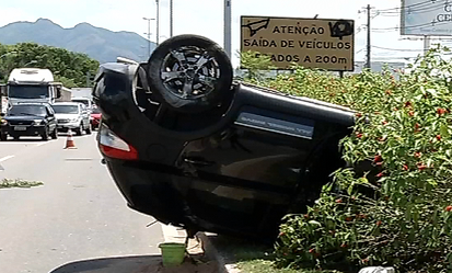 Carro capota e deixa trânsito lento em trecho da rodovia Norte Sul