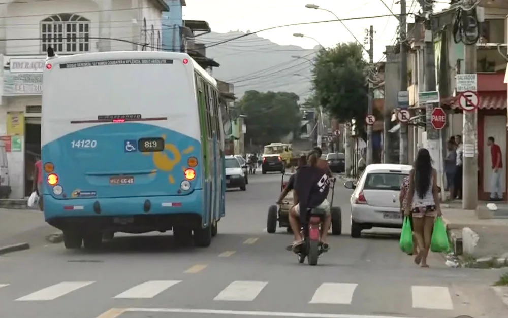 Após tiroteio, bandidos armados impedem circulação de ônibus em Central Carapina