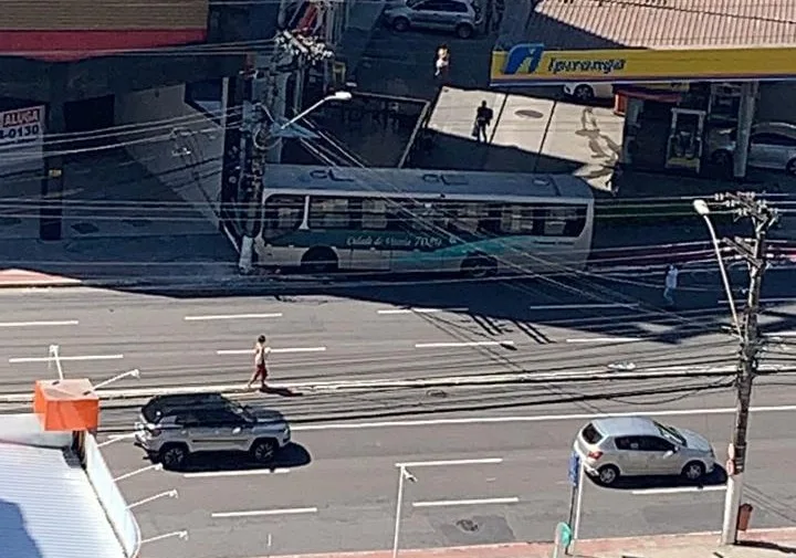 Motorista perde controle da direção e ônibus bate em poste na Reta da Penha