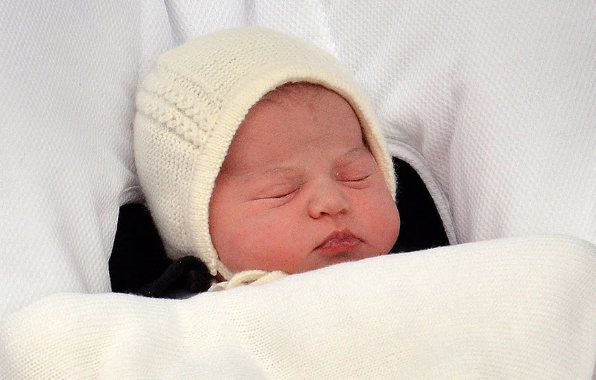 Primeira foto da princesa Charlotte ao lado do irmão promete ser um excesso de fofura real