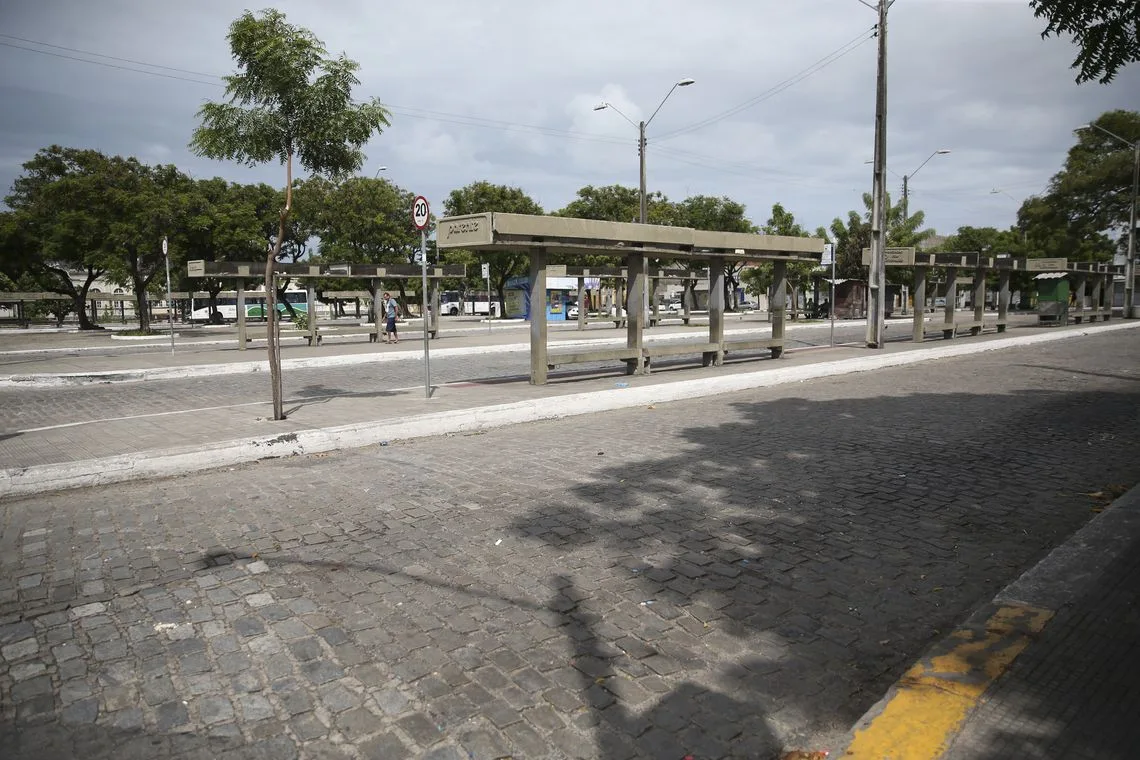 Região metropolitana de Fortaleza enfrenta dificuldades com a redução da frota de ônibus, após a série de ataques contra veículos, órgãos públicos, agência bancárias, estabelecimentos comerciais e equipamentos de segurança do Ceará.